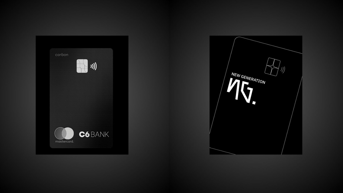 Imagem em fundo escuro com dois cartões digitais destacados lado a lado, comparando bancos digitais. À esquerda, um cartão preto do C6 Bank com chip, símbolo de aproximação (contactless), logo da Mastercard no canto inferior esquerdo e o nome ‘C6 BANK’ na parte inferior. À direita, um cartão preto da NG.CASH inclinado, também com chip e símbolo de aproximação, com o texto ‘NEW GENERATION’ acima do logotipo estilizado ‘NG.’ ao centro. O contraste entre os dois cartões sugere uma disputa ou comparação direta entre as duas instituições financeiras.